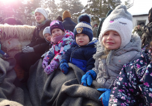 Najmłodsze przedszkolaki podczas przejażdżki kuligiem.