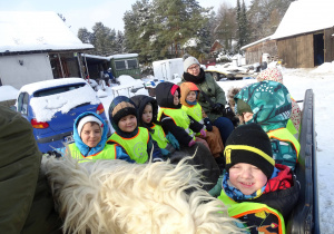 Przedszkolaki podczas przejażdżki kuligiem.