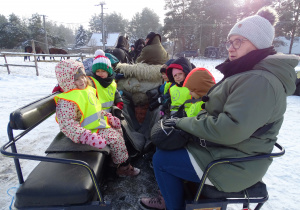 Przedszkolaki podczas przejażdżki kuligiem.