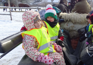 Przedszkolaki podczas przejażdżki kuligiem.