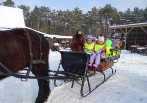 Przedszkolaki podczas przejażdżki kuligiem.