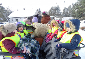 Przedszkolaki podczas przejażdżki kuligiem.