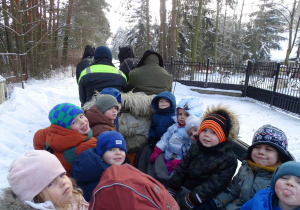 Przedszkolaki podczas przejażdżki kuligiem.