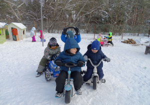 Przedszkolaki podczas zimowych zabaw na śniegu.