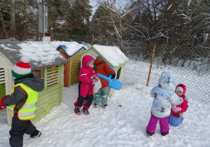 Przedszkolaki podczas zimowych zabaw na śniegu.