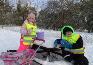 Przedszkolaki podczas zimowych zabaw na śniegu.