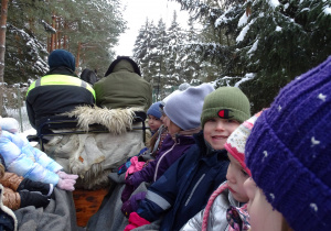 Przedszkolaki podczas przejażdżki kuligiem.