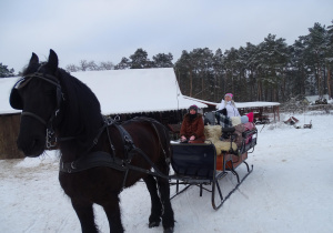Przedszkolaki podczas przejażdżki kuligiem.