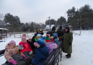 Przedszkolaki podczas przejażdżki kuligiem.