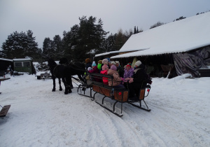 Przedszkolaki podczas przejażdżki kuligiem.