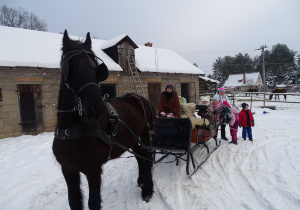Przedszkolaki podczas przejażdżki kuligiem.