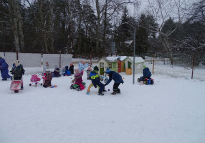Zimowe zabawy na świeżym powietrzu.