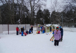 Zimowe zabawy na świeżym powietrzu.