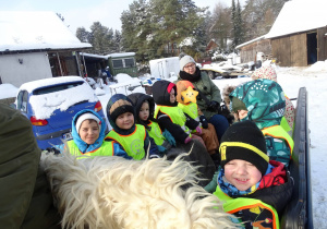 Przedszkolaki podczas przejażdżki kuligiem.