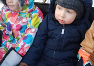 Najmłodsze przedszkolaki podczas przejażdżki kuligiem.