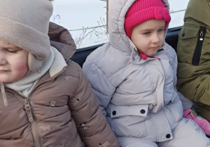 Najmłodsze przedszkolaki podczas przejażdżki kuligiem.