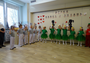Występ artystyczny dzieci z grupy Bratki.