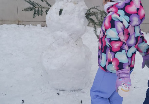 dziewczynka patrzy na bałwana