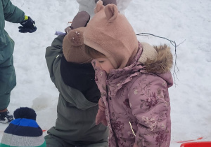 dzieci lepią bałwana