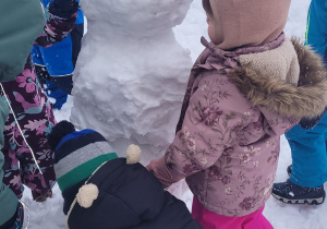 dzieci w trakcie lepienia bałwana