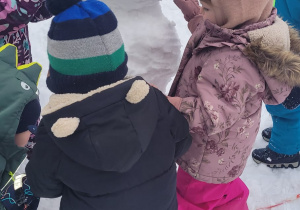 dzieci lepią bałwana