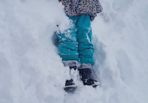 dziewczynka robi aniołka na śniegu