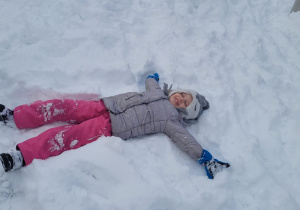 dziewczynka leży na śniegu