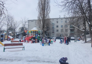 dzieci bawią się na śniegu