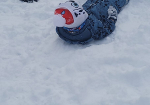 dzieci leżą na śniegu