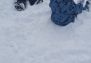 dzieci robią aniołki na śniegu