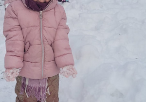 dziewczynka stoi na śniegu