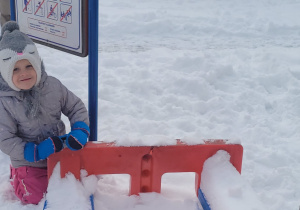 dziewczynka bawi się śniegiem