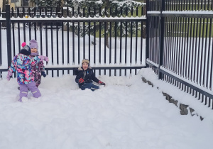 dzieci bawią się na śniegu