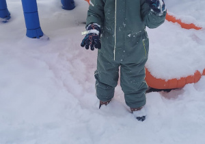 chłopiec idzie po śniegu