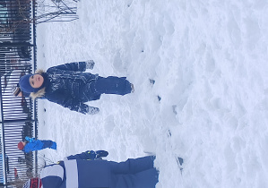 dzieci chodzą po śniegu