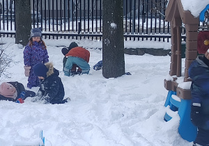 dzieci bawią się na śniegu