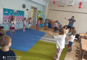 Dzieci machają rękoma