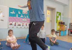 Pan stoi na jednej nodze