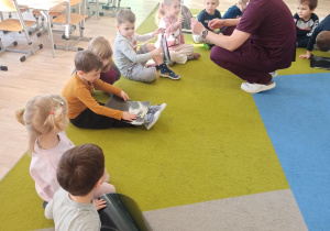 Dzieci oglądają zdjęcia rentgenowskie