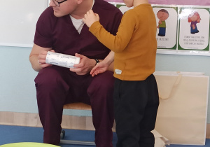 Chłopiec z tatą przygotowują gips