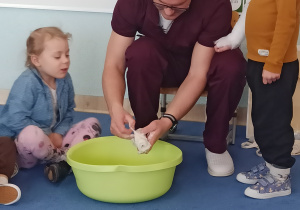 Dzieci obserwują pracę lekarza