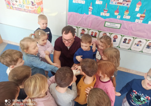 Dzieci sprawdzają jak twardy jest gips