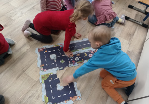 Dzieci układają drogę dla robota.