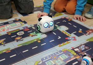 Robot na ułożonej przez dzieci trasie.