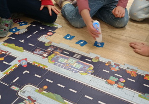 Programowanie trasy robota przez dzieci.