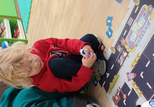 Obserwowanie jak robot pokonuje zaprogramowaną drogę.