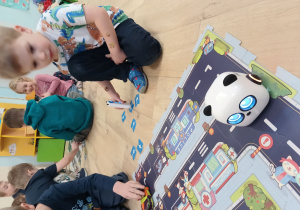 Programowanie drogi dla robota przez dzieci.