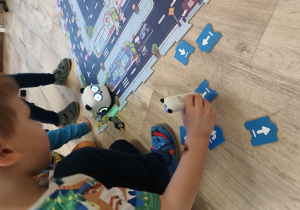 Programowanie drogi dla robota przez dzieci.