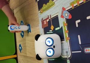 Programowanie drogi dla robota przez dzieci.