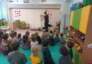 Przedstawienie dzieciom modelu szkieletu ludzkiego.